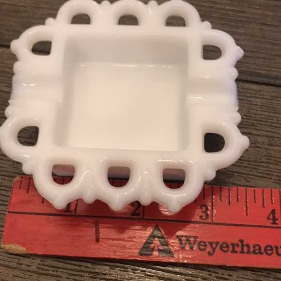 Westmoreland vintage grape pattern drinking glass and two unmarked ashtrays - Picture 7 of 11